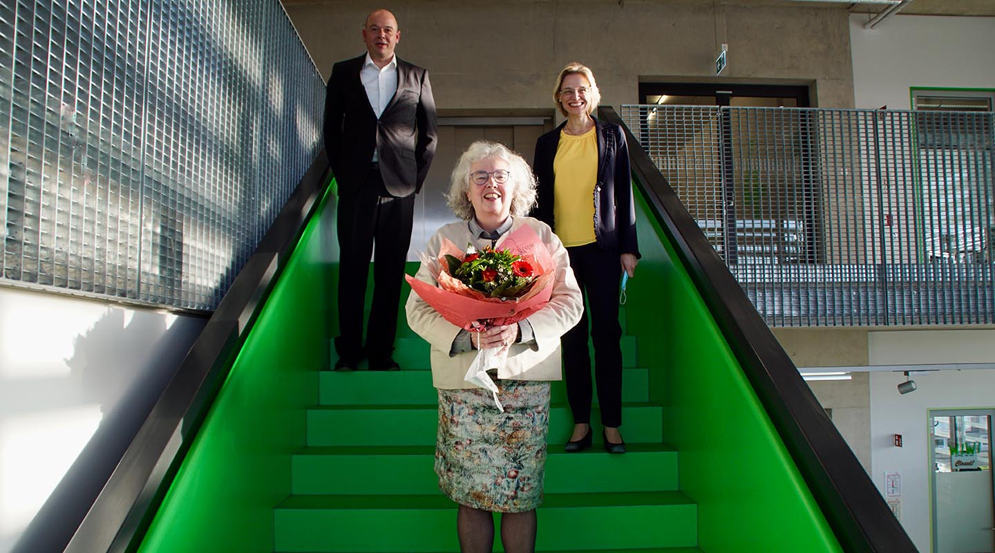 Prof. Dr. Astrid Lachmann, Prof. Dr. Philipp Freitag und Frau Prof. Dr. Felicitas Albers auf einer Treppe im Gebäude des Fachbereiches