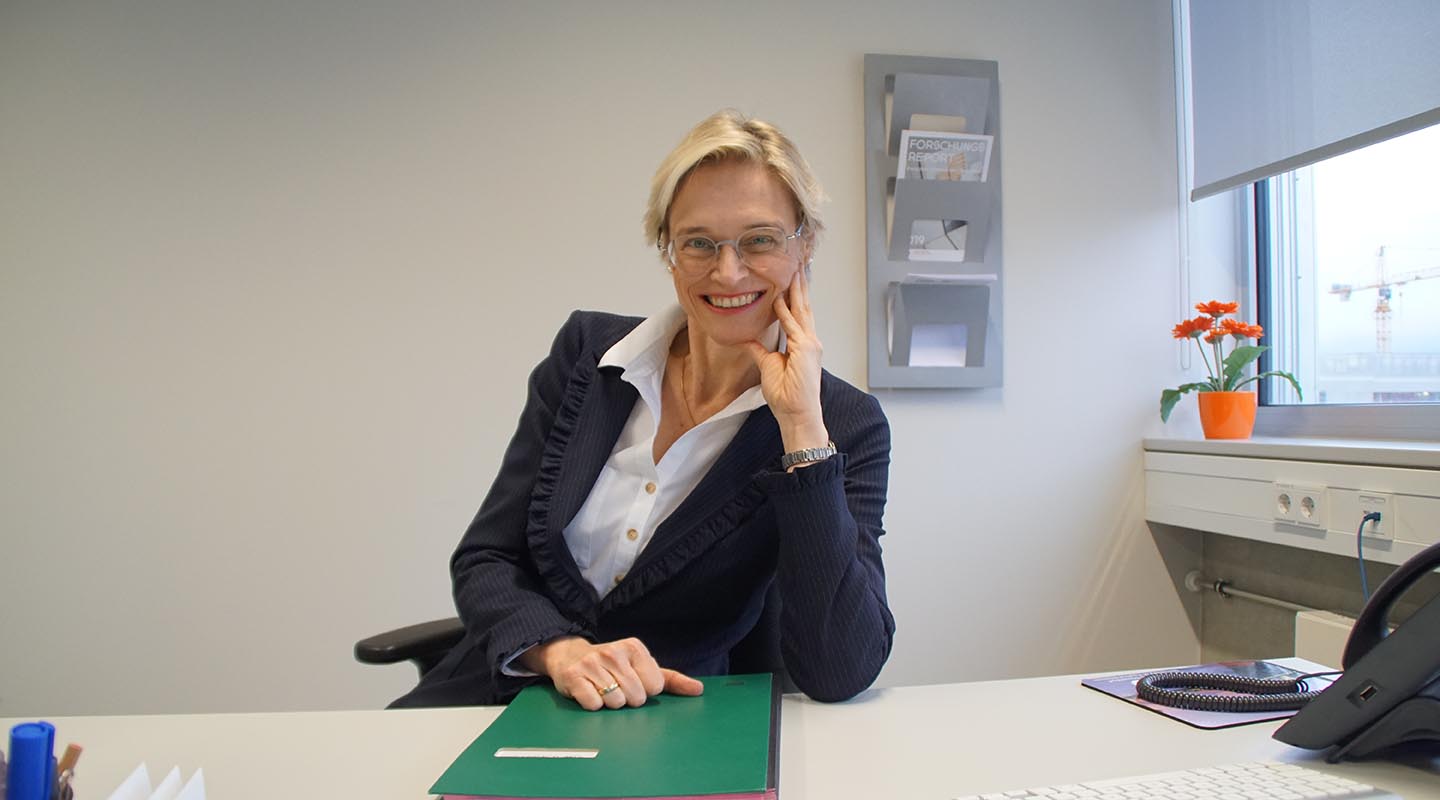 Frau Prof. Dr. Astrid Lachmann am Schreibtisch