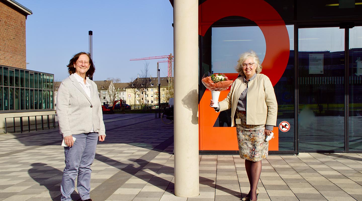 Frau Prof. Dr. Edeltraud Vomberg und Frau Prof. Dr. Felicitas Albers vor Gebäude 2 auf dem Campus der Hochschule